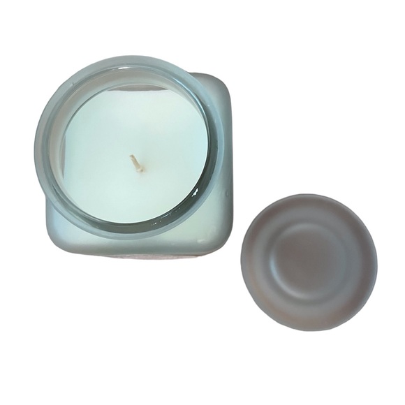 Toccata Gardenia and Lilac Leaf Candle - Picture 2 of 2